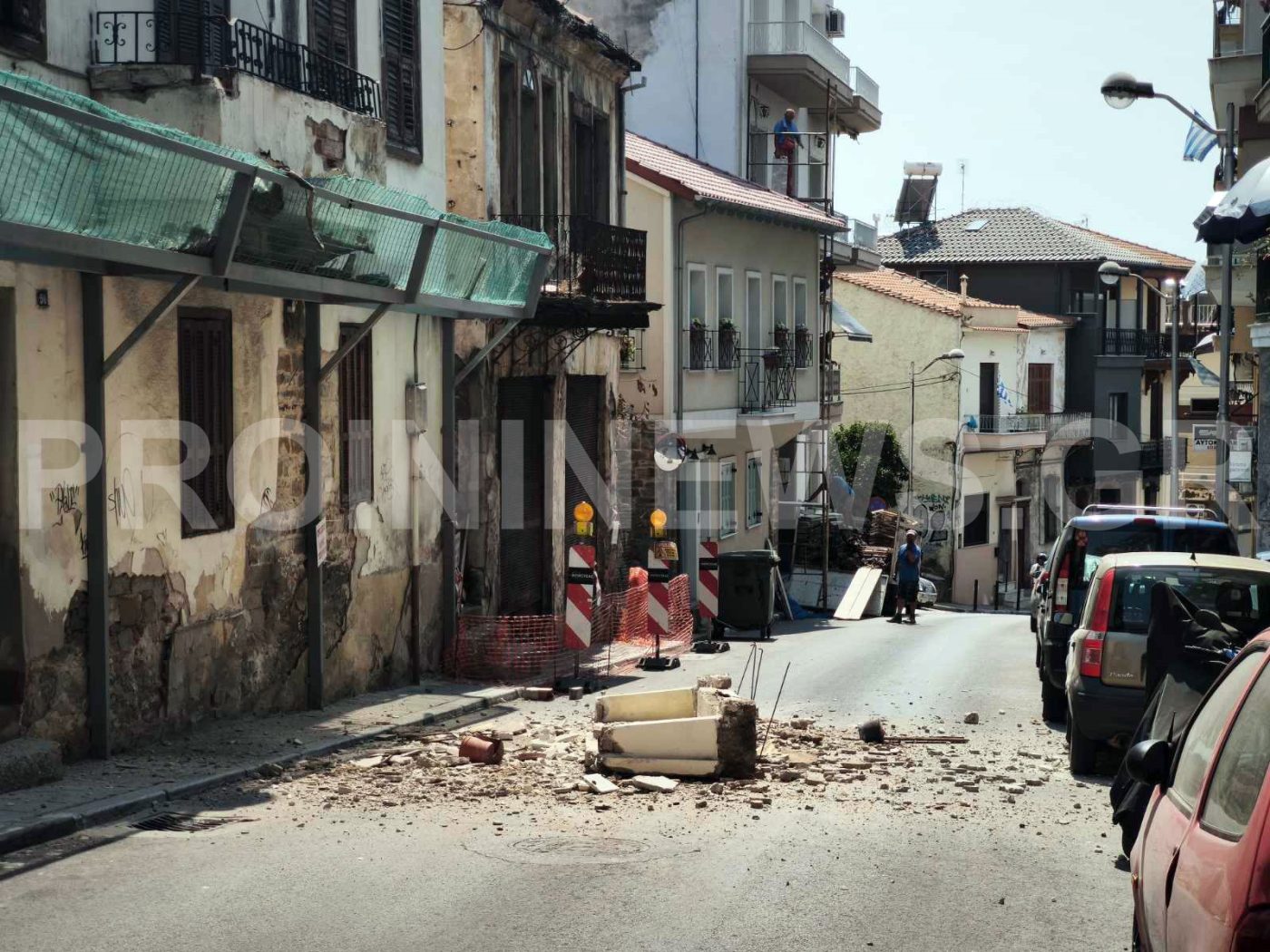 Καβάλα: Μπαλκόνι έπεσε στη μέση του δρόμου